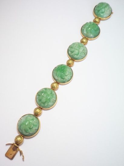 null BRACELET en or jaune retenant une succession de perles en jade de taille cabochon.
Poids...