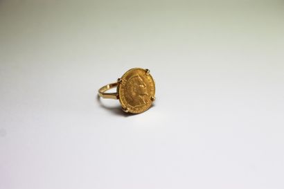 null BAGUE en or jaune retenant une pièce en or jaune Napoléon III Empereur. Poids...