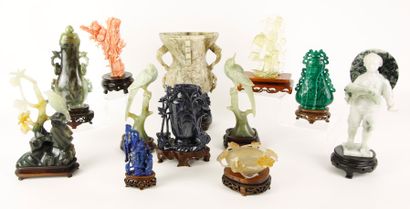 null CHINE Collection de douze groupes en pierre dure comprenant statuettes, vases,...