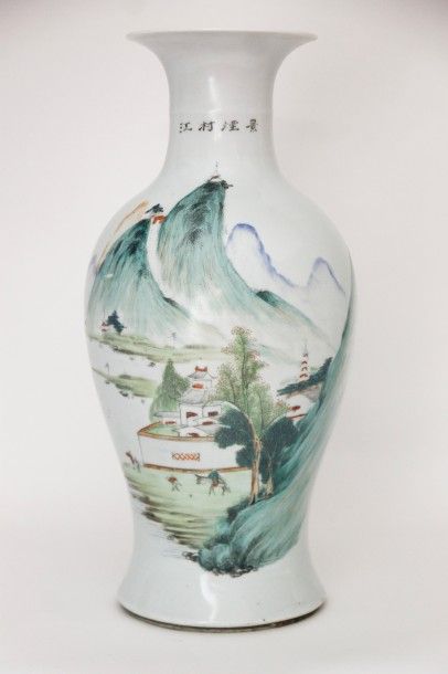 null CHINE Vase balustre en porcelaine polychrome à décor d'une paysage lacustre...