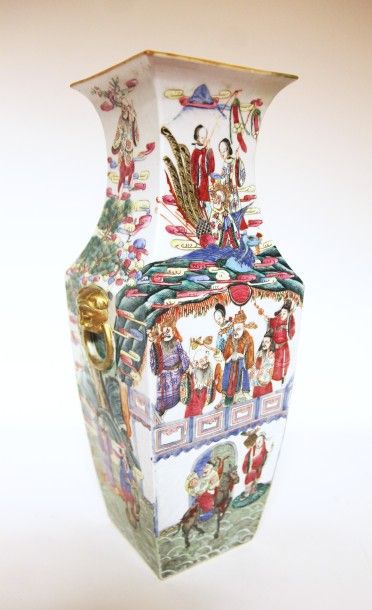 null CHINE Vase quadrangulaire en porcelaine polychrome à décor de scènes animées....
