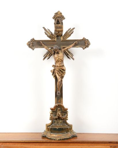 null CHRIST en bois polychrome et partiellement doré reposant sur une croix en bois...