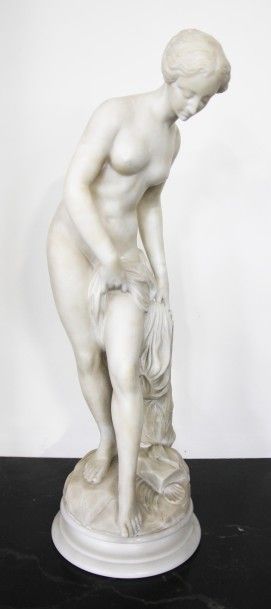 null STATUE en albâtre représentant une femme drapée. Socle en marbre Trace de signature....