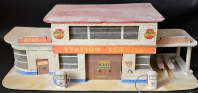 null "Garage Station Service Azur" Garage « Relais 7 Azur» en contreplaqué et carton....