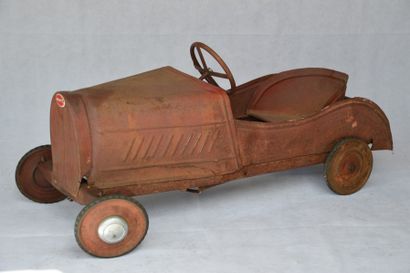 null "Bugatti"

Voiture à pédales, genre Bugatti, vers 1930, peinture rouge à refaire,...