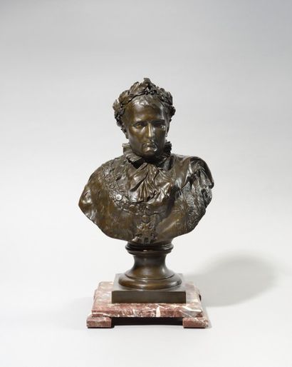 null « L’Empereur Napoléon Ier » en tenue de sacre, en buste de face. Bronze à patine...