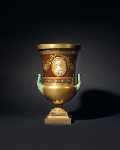 null VIENNE Vase de forme Médicis muni de deux anses à décor de feuillages verts,...