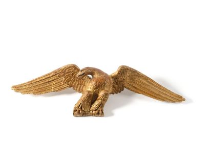 null Grand et bel aigle de parement aux ailes déployées. En bois sculpté, redoré,...