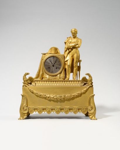 null Pendule en bronze doré représentant l’empereur Duc de Reischtadt debout devant...