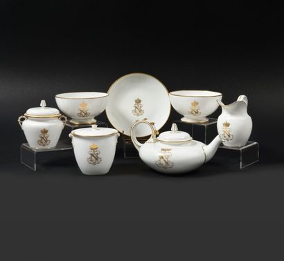 null Deux bols et une sous tasse au chiffre de l’empereur Napoléon III. En porcelaine...