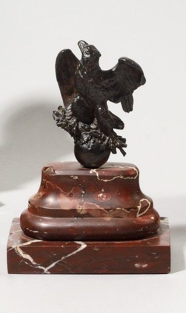 null Petit aigle en bronze (creux), patiné, fourré de plâtre. Reposant sur un socle...