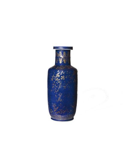 CHINE Vase rouleau en porcelaine à col rétréci décoré à l’or de fleurs et de grues...