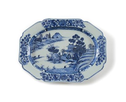 CHINE Plat ovale à bordure contournée en porcelaine, décoré en bleu sous couverte...