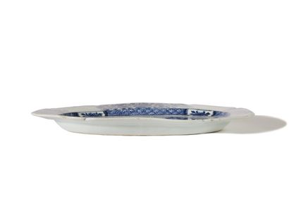 CHINE Plat ovale à bordure contournée en porcelaine, décoré en bleu sous couverte...