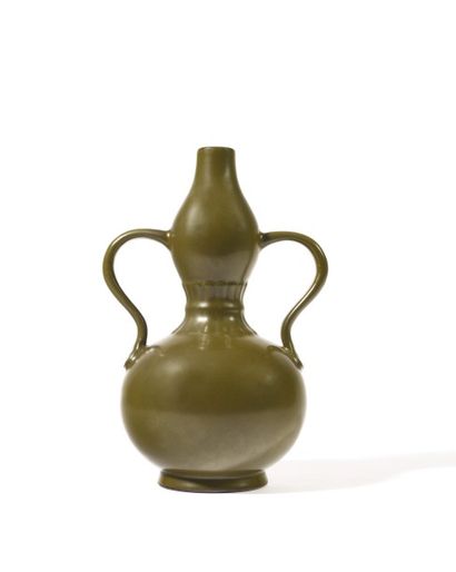 CHINE Vase double gourde à l’imitation d’une calebasse, en porcelaine .Les deux anses...