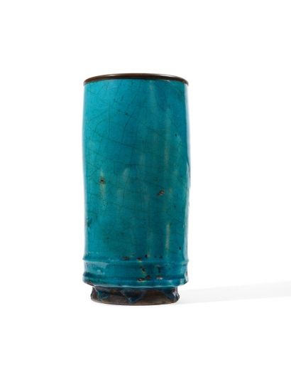 CHINE Vase cylindrique en terre à glaçure bleu turquoise à pied en léger retrait....