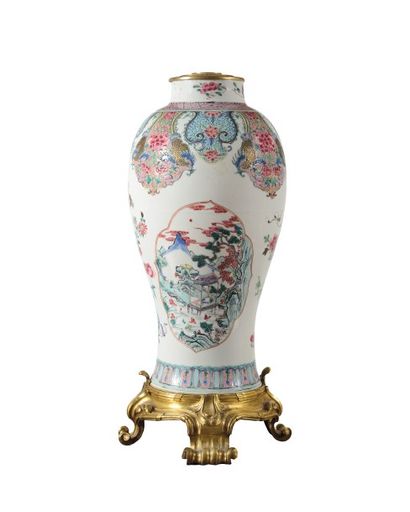 CHINE Vase de forme balustre en porcelaine à décor monochrome à fond bleu. Les anses...