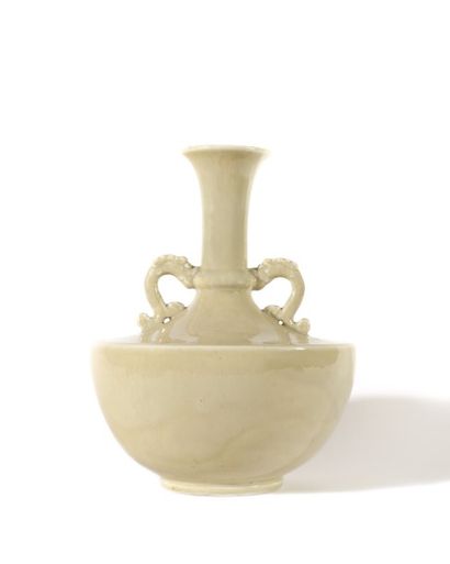 CHINE Vase balustre à panse incurvée et long col étroit évasé, les anses formées...
