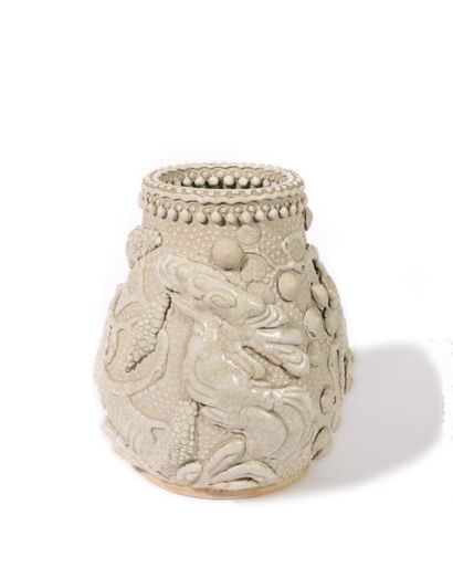 NANKIN Vase en grès porcelaineux emaillé blanc décoré en léger relief d’animaux perchés...