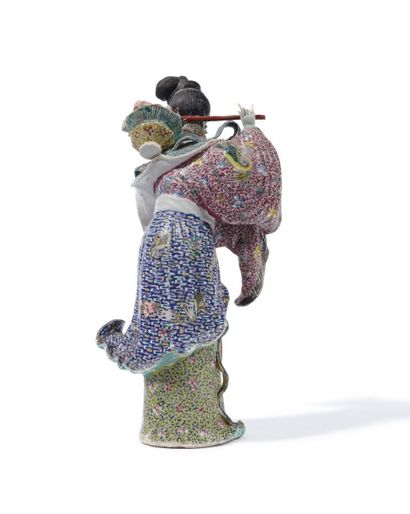 CHINE Figurine en porcelaine représentant la déesse Guanhyin, la robe drapée décorée...