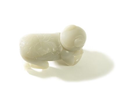 CHINE Importante et rare sculpture en jade blanc représentant un enfant HoHo à quatre...