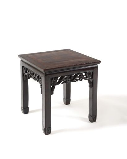 CHINE Petite table en bois noirci et plateau palissandre, sculptée de champignons...