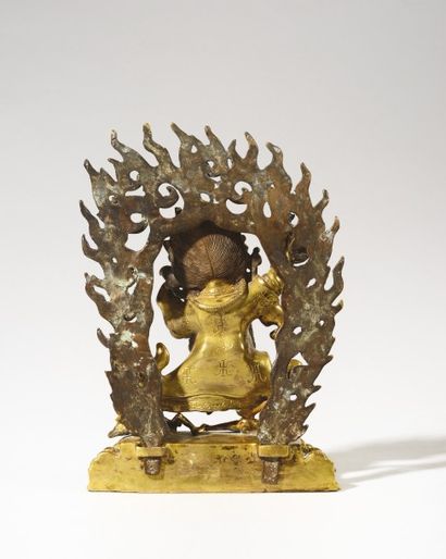 ART SINO-TIBETAIN Figurine en bronze ciselé et doré représentant une idole tutélaire...