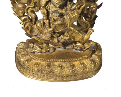 ART SINO-TIBETAIN Figurine en bronze ciselé et doré représentant une idole tutélaire...