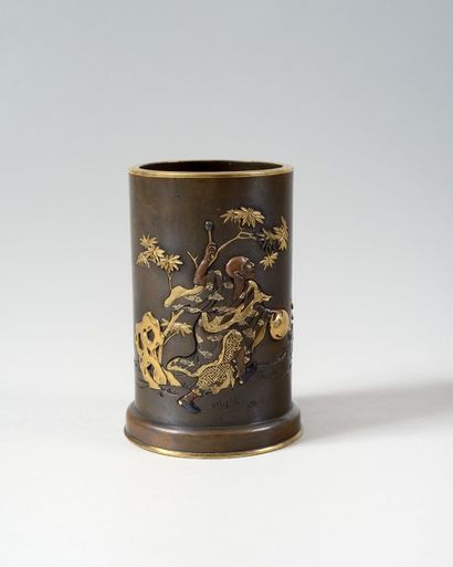 JAPON Porte pinceaux de forme cylindrique reposant sur un léger pied en bronze à...