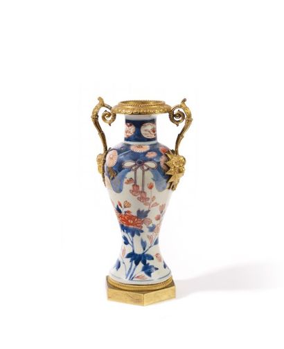 JAPON Vase de forme balustre en porcelaine décoré dans la palette Imari de fleurs....