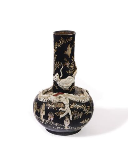 JAPON Vase bouteille en porcelaine décoré en léger relief en blanc d’un dragon enroulé...