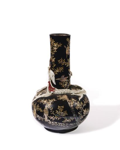 JAPON Vase bouteille en porcelaine décoré en léger relief en blanc d’un dragon enroulé...