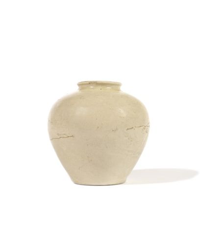 JAPON Petite jarre en céramique à fond monochrome beige craquelé. XVII-XVIIIème siècle...