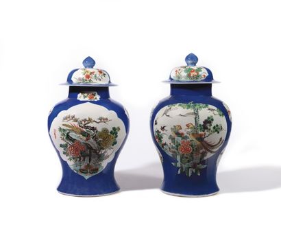 CHINE Potiche couverte de forme balustre en porcelaine à fond «bleu poudré » décoré...