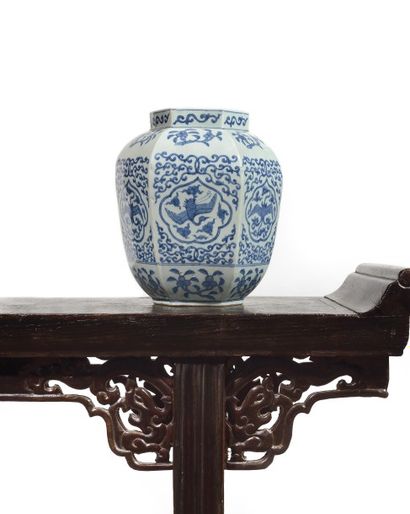 CHINE Vase en porcelaine de forme balustre hexagonal, décoré en bleu sous couverte...