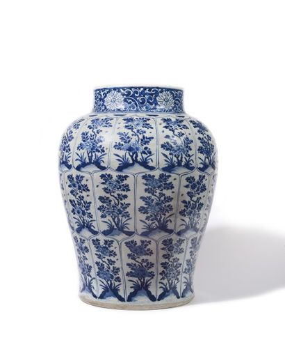 CHINE Grande potiche de forme balustre en porcelaine décorée en bleu sous couverte...