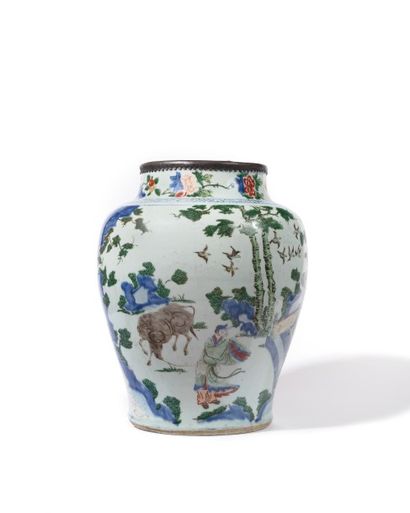 CHINE Grande et belle potiche de forme balustre en porcelaine décorée en émaux Wucai...