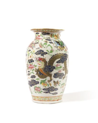 CHINE Vase balustre en porcelaine décoré en émaux de la Famille rose de deux dragons...