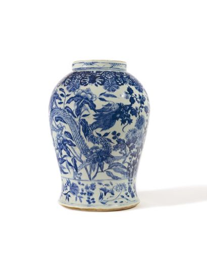 CHINE Potiche de forme balustre en porcelaine à décor en bleu sous couverte de deux...