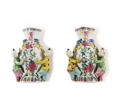 CHINE Paire de petits vases côtelés muraux en porcelaine de forme balustre, encadrés...