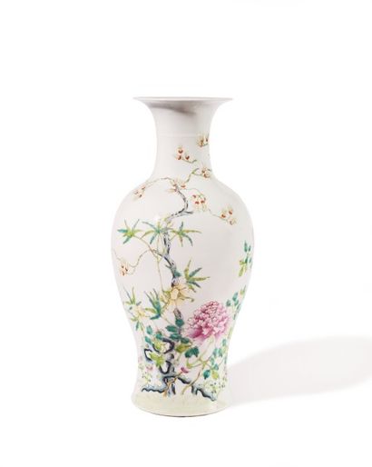 CHINE Vase en porcelaine de forme balustre décoré en émaux de la « Famille Rose »...