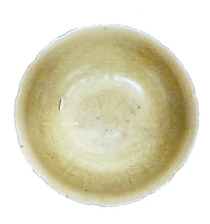 CHINE Coupe circulaire sur pied à bordure polylobée en grès porcelaineux, à couverte...