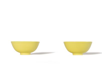 CHINE Paire de bols circulaires sur léger talon en porcelaine à fond monochrome jaune...