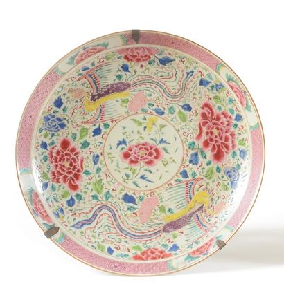 CHINE Grand plat circulaire en porcelaine décoré en émaux de la « Famille Rose »...