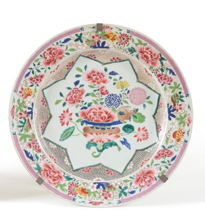 CHINE Plat circulaire en porcelaine décoré en émaux de la « Famille Rose » d’une...