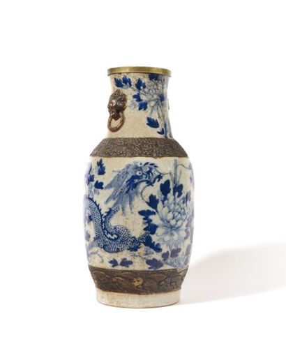 NANKIN Vase balustre en porcelaine décoré en bleu sous couverte de deux dragons opposés...
