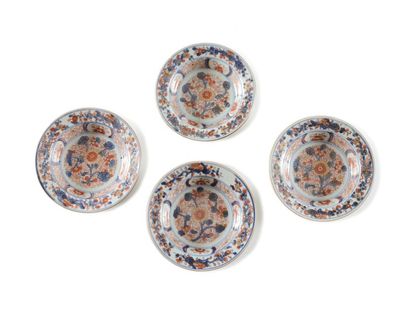 CHINE Quatre coupelles circulaires en porcelaine décorées dans la palette Imari de...
