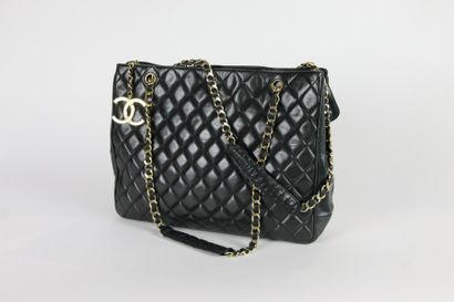 CHANEL CHANEL

Grand SAC en cuir d’agneau matelassé noir, garnitures en métal doré,...