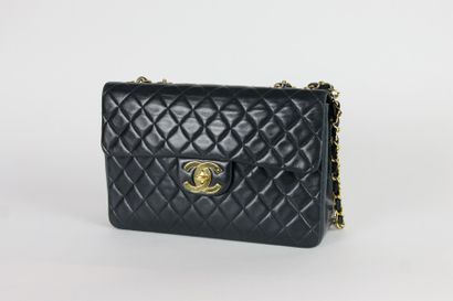 CHANEL CHANEL

SAC grand modèle "Classique" en cuir d'agneau noir, garnitures en...