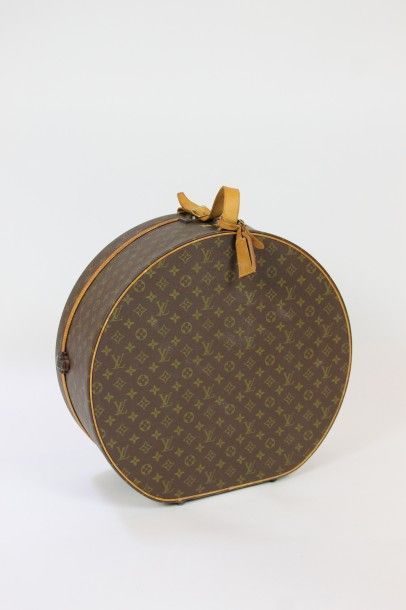 null LOUIS VUITTON



MALLE à CHAPEAUX en toile Monogram. Bordure en cuir naturel...